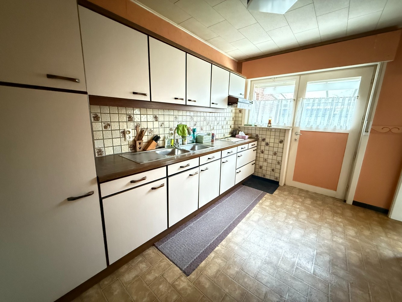 Half open bebouwing met 3 slaapkamers en garage, gelegen in een rustige woonwijk op 277m² - foto 3