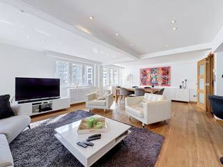 Mooi en ruim appartement gelegen in het centrum van Sint-Idesbald op slechts 50m van het strand (klein zeezicht). Het appartement bestaat uit: inkomhal, ruime living met eetkamer, volledig ingerichte (open) keuken, toilet, drie slaapkamers (of twee slaapkamers en een bureau), een badkamer met ligbad en wastafel, grote bergruimte, gemeenschappelijke fietsenberging. Eventueel geschikt voor vakantieverhuur. Referentie Alberteum 0102.