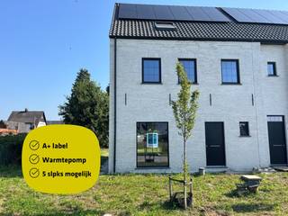 Deze halfopen woning in landelijk stijl ligt in een nieuwe doodlopende verkaveling in een rustige en kindvriendelijke buurt. Vlakbij het centrum...