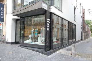 Dit instapklaar handelsgelijkvloers van 85 m2, gebouwd in 2014, is gelegen op de hoek van de Leiestraat met de Stovestraat en beschikt over een ruime etalage met veel visibiliteit. <br />Er is tevens sanitair met een kitchenette en toilet voorzien.<br /><br />Inclusief een kelderberging van 10 m2 voor stockage.<br />Deze berging is toegankelijk via de gemeenschappelijke inkom en bereikbaar met lift.<br /><br />Voor een persoonlijke afspraak of meer informatie kunt u rechtstreeks contact opnemen met Christophe<br />op het nummer 0497 41 37 37 of mailen naar christophe@immotion.be.