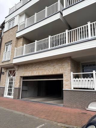 Ruime en goed toegankelijke dubbele garagebox, gelegen in een mooie residentie op de -1 verdieping. De garagebox heeft een diepte van ca.11m en een breedte van ca.2.80m - 2.90m, waardoor er comfortabel plaats is voor twee wagens achter elkaar. Een uitstekende opportuniteit voor wie op zoek is naar een ruime praktische garage op een centrale ligging.