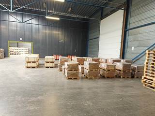 <strong>Strategisch gelegen magazijnruimte nabij belangrijke invalswegen. </strong><br />Op een vlot bereikbare locatie in Brugge, aan de Kleine Pathoekeweg 40, bieden wij een ruime bedrijfsruimte van circa 1.000 m² te huur aan.<br />Het betreft twee met elkaar verbonden magazijnunits (Unit C en Unit D) van elk ongeveer 500 m², die samen één functioneel geheel vormen. Dankzij de interne doorgang zijn beide ruimtes eenvoudig te gebruiken als één grote opslag- of werkruimte.<br /><strong>Kenmerken: </strong> Totale oppervlakte: ca. 1.000 m². ✔ Twee verbonden magazijnunits van elk ca. 500 m²/ ✔ Goede bereikbaarheid nabij belangrijke verbindingswegen<br />✔ Geschikt voor opslag, logistiek, distributie, groothandel of lichte productieactiviteiten. Individuele registratie van water- en elektriciteitsverbruik via tussentellers.<br /><strong>Huurvoorwaarden: </strong>Huurprijs: € 4.000 per maand exclusief BTW: 21% van toepassing.<br />Onroerende voorheffing: ca. € 4.500 per jaar. Verbruik water en elektriciteit afzonderlijk te verrekenen volgens tussentellers<br />(Momenteel geen verwarming aanwezig in het magazijn).<strong> Ligging: </strong>De site bevindt zich op een strategische locatie in Brugge, met een vlotte verbinding naar de haven van Zeebrugge, de Expresweg (N31), de E40 en andere belangrijke economische knooppunten. Hierdoor vormt deze magazijnruimte een ideale uitvalsbasis voor ondernemingen actief in logistiek, opslag, distributie en dienstverlening. <strong>Interesse? </strong>Bent u op zoek naar een ruime magazijnruimte of bedrijfsgebouw te huur in Brugge? Contacteer ons voor meer informatie, plannen of een plaatsbezoek<strong>. Beschikbaar vanaf 01 aug. 2026. </strong>