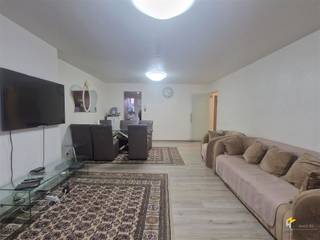 Lichtrijk 3 slaapkamer appartement van 104m² met terras vlakbij het Rivierenhof. Men komt binnen via een inkomhal die het verdeelpunt is van het...