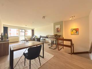 Gelegen op de tweede en derde verdieping van deze residentie kan je dit lichtrijke duplex appartement terugvinden.Binnenkomen doe je via de inkomhal...