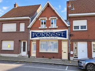 <h1><span>Te renoveren woning met 2 slaapkamers en zuidgerichte tuin in St-Antonius</span></h1><p><span>Ben je op zoek naar een woning die je volledig naar eigen smaak kunt renoveren? Deze gesloten bebouwing ligt in het centrum van St-Antonius, vlak bij winkels, scholen, openbaar vervoer en andere dagelijkse voorzieningen.</span></p><p><span>De woning beschikt over een bewoonbare oppervlakte van 139 m² en staat op een perceel van 260 m².</span></p><p><span>Op het gelijkvloers bevinden zich een ruime voorplaats, een eetplaats, een keuken en een afzonderlijk toilet. De voorste ruimte werd vroeger gebruikt als kapsalon en biedt heel wat oppervlakte.</span></p><p><span>Naast de woning loopt een gangetje waarmee je ook met de fiets gemakkelijk tot achteraan kunt. Hier bevinden zich de koer en de zuidgerichte tuin.</span></p><p><span>Op de verdieping zijn er twee ruime slaapkamers. Eén van de kamers beschikt momenteel over een douche en wastafel.</span></p><p><span>De woning is te renoveren en heeft EPC-label F. De renovatieverplichting is van toepassing.</span></p><p><span> </span></p><p><span>Het eerste bezoekmoment vindt plaats op zaterdag 26 september. Schrijf je via de online agenda in en kies zelf een beschikbaar tijdstip. </span></p>
