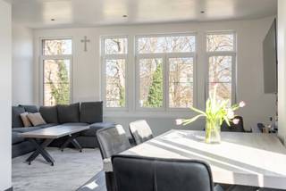 Woning met handelsruimte en modern triplex-appartement te koop in MechelenUnieke kans in Mechelen: volledig gerenoveerd gebouw met een handelsruimte...