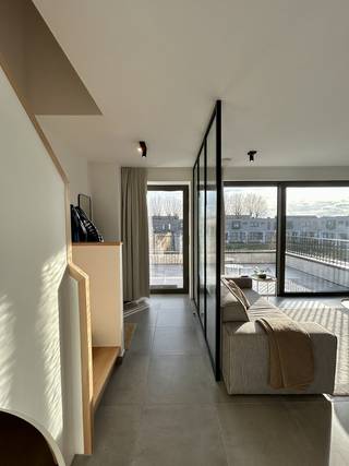 Dit zeer recent en luxueus afgewerkt duplexappartement is gelegen op een exclusieve locatie vlak aan de prestigieuze golf van Sterrebeek. Het appartement werd uitgerust met hoogwaardige materialen en moderne technieken, waaronder een warmtepomp, wat resulteert in een uitstekende energieprestatie en een EPC A.<br />Bij het betreden van het gelijkvloers valt meteen de lichtinval op dankzij het kathedraalglas in de inkomhal, die uitgeeft op een gastentoilet en de ruime, zonnige leefruimte. De woonkamer sluit naadloos aan op het riante terras dat uitkijkt op de prachtig aangelegde, groene binnentuin en vormt zo een perfecte plek om in alle rust en privacy te ontspannen. De open en volledig uitgeruste keuken met eetruimte biedt alle comfort, terwijl de praktische berging en wasplaats extra functionaliteit garanderen.<br />Op de eerste verdieping bevinden zich twee ruime slaapkamers en twee stijlvolle badkamers, waarvan één en-suite, aangevuld met een tweede apart toilet.<br />Verder beschikt het appartement over twee ondergrondse parkeerplaatsen, een privatieve kelderberging en een ruime fietsenstalling.<br />Dit duplexappartement is volledig instapklaar en combineert een uitzonderlijk afwerkingsniveau met energiezuinigheid en een topligging, waardoor het de ideale keuze is voor wie houdt van comfortabele luxe op een exclusieve locatie.