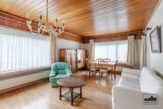 Ontdek deze ruime woning in Stekene, een ideale combinatie van rust en bereikbaarheid. De woning telt 3 slaapkamers en 1 badkamer. Het volledig perceel meet 1.353 m² en biedt een weelderige, privacyvolle tuin met mature bomen en veel groen, ideaal voor gezinnen en buitenactiviteiten. De praktische indeling omvat een lichtrijke woonkamer, een eenvoudige keuken en een badkamer op de gang; de ruimtes bieden kansen voor renovatie naar eigen stijl.Uniek aan dit pand is de grote opslag-/garageruimte achter de woning: een ruime, hoge loods die vele mogelijkheden biedt als opslag, atelier of hobbyruimte. Daarnaast beschikt het perceel over een tweede garage, waardoor u voldoende parkeervoorzieningen hebt. De ligging aan een rustige straat in Stekene combineert landelijke rust met korte verbindingen naar winkels, scholen en openbaar vervoer.Opportuniteitswijzer: het huis biedt potentieel om te renoveren en naar eigen smaak aan te passen, met een stevige basis en veel ruimte om uit te bouwen of in te richten zoals u wenst. Laat u verrassen door de mogelijkheden en plan vandaag nog een bezichtiging via kasper.maes@immo-zone.be of 0470 50 98 57.