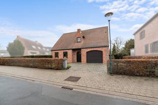 <p><u><strong>Te koop:</strong></u> ruime open bebouwing in Diegem, gelegen in de Victor Servraenckxstraat, in een rustige residentiële wijk nabij de stadsrand en groene omgeving.<br /><br />Deze villa uit 1987 biedt vier comfortabele slaapkamers, een grote tuin van 1154 m² en een rustige ligging in een villawijk met vrij zicht. De woning combineert royale binnenruimtes met een aangename buitenomgeving, ideaal voor gezinnen die ruimte en privacy waarderen. Dankzij de nabijheid van openbaar vervoer en invalswegen geniet u van een vlotte verbinding, terwijl u toch in een groene en landelijke setting woont.<br /><br /><u><strong>Belangrijkste ruimtes:</strong></u><br />• Living (24,0 m²) met veel lichtinval<br />• Eetkamer (29,9 m²) aansluitend op de keuken<br />• Keuken (14,7 m²) met praktische indeling<br />• Veranda (20,9 m²) met uitzicht op de tuin<br />• Vier slaapkamers (12,1 m²; 10,0 m²; 9,9 m²; 5,6 m²)<br />• Badkamer (8,6 m²)<br />• Garage (19,6 m²)<br />• Zolder (17,3 m²)<br />• Bergingen en toiletten<br />• Tuin (1154 m²) met vrij zicht<br /><br /><u><strong>Troeven:</strong></u><br />• Ruime villa met vier slaapkamers<br />• Grote tuin van 1154 m²<br />• Rustig gelegen in residentiële wijk<br /><br />Meer informatie of een bezoek met Margaux Mulkers? Contacteer ons via +3223351115<br />JOUW DROOMHUIS. ZO GEVONDEN!</p>