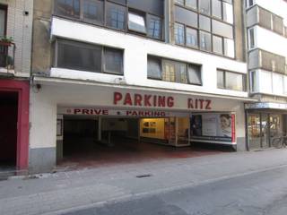 Autobox te huur in het centrum. De box is bereikbaar via een autolift. Vrije hoogte 1m88 ingang complex - Vrije hoogte autolift 1m79. De box is onmiddellijk vrij.