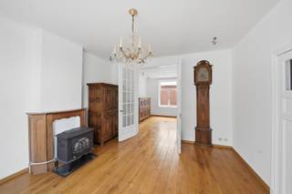 Deze charmante hoekwoning uit 1923 bevindt zich op een perceel van 181 m² en combineert authentieke elementen met hedendaags wooncomfort. De woning werd grondig vernieuwd in 2001 en is recent volledig herschilderd, waardoor ze instapklaar is. Dankzij de centrale ligging bevinden winkels, openbaar vervoer en andere voorzieningen zich op wandelafstand.<br /><br />Op het gelijkvloers vindt u een inkomhal, een ruime leefruimte met authentieke massieve plankenvloer en een eerste slaapkamer met ensuite badkamer voorzien van ligbad, douche, dubbele lavabo en toilet. Verder beschikt de woning over een ingerichte keuken met aanpalende berging en een apart gastentoilet. De kelder biedt extra bergruimte. De ruime inpandige garage met elektrische sectionale poort en wasplaatsvoorzieningen vormt een belangrijke troef.<br /><br />Op de eerste verdieping bevinden zich twee ruime slaapkamers, een tweede badkamer en een sfeervolle zolderkamer open tot in de nok, ideaal als bureau, hobbyruimte of extra slaapkamer.<br /><br />Buiten geniet u van een aangenaam en zonnig terras met plantenborder, een fijne plek om tot rust te komen.<br /><br />Daarnaast bestaat de mogelijkheid om 5 extra garageboxen aanpalend aan de woning aan te kopen. Deze zijn niet inbegrepen in de vraagprijs.<br /><br />Bent u op zoek naar een ruime, karaktervolle en instapklare woning in het hart van Oudenburg? Vraag dan vandaag nog uw bezoek aan!