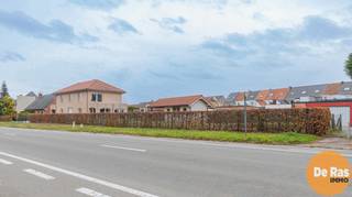 EERSTE BEZOEKDAG ZONDAG 21 DECEMBER VAN 10u TOT 14u (ENKEL OP AFSPRAAK!)<br /><br />Wetteren – Deze zeer verzorgde open bebouwing ligt op wandelafstand van het centrum en biedt een uitzonderlijke combinatie van ruimte, comfort en een centrale ligging. De woning beschikt over een royale bewoonbare oppervlakte, ideaal voor wie op zoek is naar een comfortabele en energiezuinige thuis.<br /><br />Op het gelijkvloers bevinden zich een aparte inkomhal met gastentoilet en vestiaire, een bureel dat ook als slaapkamer kan dienen, een eerste badkamer, een ruime en lichtrijke woonkamer die naadloos aansluit op de grote en volledig geïnstalleerde keuken, een bergruimte en een praktische bergkelder. De eerste verdieping omvat vier slaapkamers, een dressing, een verzorgde tweede badkamer en een technische ruimte. Daarnaast is er nog een ruime stapelzolder aanwezig.<br /><br />De woning is uitgerust met moderne technieken zoals vloerverwarming (d.m.v. warmtepomp), buffervat, zonnecollectoren, zonneboiler, domotica, ventilatiesysteem D+ en driedubbele beglazing. Dit alles zorgt voor een hoog wooncomfort en een energiezuinige leefomgeving.<br /><br />Buiten geniet je van een volledig omheinde tuin met een ruim terras, een dubbele garage en extra parkeergelegenheid aan de voorzijde. Scholen, winkels, openbaar vervoer, het station, invalswegen en de E40 bevinden zich in de onmiddellijke nabijheid.<br /><br />Kortom, deze woning vormt een unieke kans voor wie zorgeloos en centraal wil wonen in een kwalitatieve en instapklare omgeving.<br /><br />Voor meer info of bezoek: 053/60.65.60.<br /><br />De vermelde prijs is een richtprijs. Na ontvangst van de biedingen beslist de verkoper of hij/zij verkoopt aan het beste bod. De richtprijs is niet bindend.