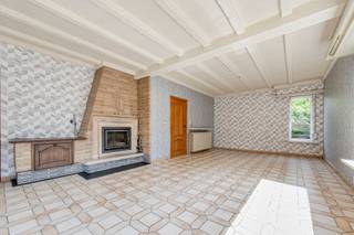 Deze op te frissen open bebouwing bevindt zich op een boogscheut van het centrum van Belsele en vlakbij het station. Op een perceel van 1079m2 biedt deze woning u op het gelijkvloers een inkomhal met een apart toilet, een lichtrijke living met gezellige houthaard, een grote en ingerichte keuken, een grote garage met automatische sectionaal poort en voldoende extra bergruimte. Op de eerste verdieping zijn er 3 slaapkamers en een badkamer met douche, bad, lavabo en toilet. Grote opbergzolder met valluik. De ruime tuin met een prachtig landelijk zicht is ongetwijfeld één van de troeven van deze woning. De ramen zijn voorzien van dubbele beglazing en automatische rolluiken beneden. Centrale verwarming op aardgas. De woning beschikt over 13 zonnepanelen en heeft een gunstige EPC score (label B). Goede verbinding naar E17. Diverse fiets- en wandelroutes in de directe omgeving. Ontdek samen met ons de mogelijkheden van deze ruime woning en boek vandaag nog uw afspraak. 