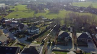 <p><strong>Twee Zuidgerichte Bouwgronden zonder Achterburen in rustige wijk nabij centrum Duffel</strong></p><p><strong></strong></p><p> </p><p><strong>Woningbeschrijving en indeling</strong></p><p>Deze twee aaneengrenzende percelen bouwgrond bieden een mooie opportuniteit voor wie rustig en groen wil wonen, zonder in te boeten aan bereikbaarheid. De percelen zijn volledig zuidgericht, genieten van veel privacy door het ontbreken van achterburen en kijken uit op een groene omgeving achteraan. Dankzij de rustige ligging in een wijk met enkel lokaal verkeer woont u hier bijzonder aangenaam en sereen.</p><p></p><p>Het betreft lot 3 met een oppervlakte van 519,61 m² en lot 4 met een oppervlakte van 496,68 m². De gronden zijn geschikt voor halfopen bebouwing of, indien samengevoegd, voor open bebouwing. Hierdoor bieden ze niet alleen mogelijkheden voor een klassieke gezinswoning, maar ook voor een meer toekomstgerichte invulling, zoals cohousing met twee gezinnen of kangoeroewonen.</p><p></p><p>De maximale voorgevelbreedte bedraagt 7 meter per halfopen bebouwing of 14 meter bij open bebouwing. De overige bouwvoorschriften zijn ruim en verkrijgbaar op aanvraag. Beide percelen beschikken over een blanco bodemattest, zijn niet gelegen in overstromingsgebied en zijn bovendien aansluitbaar op het fibernetwerk.</p><p>De percelen worden aangeboden als één geheel voor € 560.000 of afzonderlijk:</p><ul><li><p>Lot 3: € 285.000</p></li><li><p>Lot 4: € 275.000</p></li></ul><p> </p><p></p><p></p><p></p><p><strong>Locatie</strong></p><p>De ligging is zonder meer een sterke troef. U woont hier in een bijzonder rustige woonwijk, op slechts 1 kilometer van het centrum en station van Duffel. Het station biedt een vlotte halfuurverbinding naar Antwerpen en Brussel en beschikt over ruime gratis parking en veilige fietsenstallingen.</p><p></p><p>In de directe omgeving bevinden zich tal van dagelijkse voorzieningen, waaronder kinderopvang, kleuter-, lagere en middelbare scholen, evenals een uitgebreid sportaanbod met sporthal, gymhal, atletiekpiste, voetbal- en sportterreinen en zwembad. Ook de verbinding naar Kontich, Lint en omliggende gemeenten verloopt vlot, zowel met de wagen als met de fiets. Bovendien zijn de op- en afritten van de E19 makkelijk bereikbaar, wat deze ligging extra interessant maakt voor pendelaars.</p><p> </p><p></p><p></p><p><strong>TROEVEN</strong></p><p>+ Twee aaneengrenzende percelen van 519,61 m² en 496,68 m²</p><p>+ Geschikt voor halfopen of open bebouwing</p><p>+ Volledig zuidgericht en zonder achterburen</p><p>+ Rustige ligging in wijk met enkel lokaal verkeer</p><p>+ Op 1 km van centrum en station van Duffel</p><p>+ Blanco bodemattest, geen overstromingsgebied en aansluiting op fibernetwerk mogelijk</p>