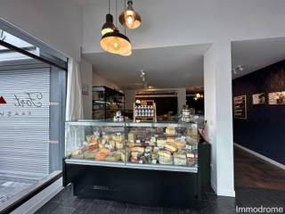 Bent u op zoek naar een interessant investeringspand? Dat hebben wij te koop voor jou!Deze commerciële ruimte is gelegen op een perfecte locatie met...