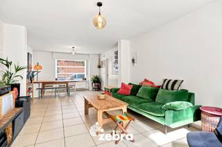 Deze karaktervolle, gerenoveerde woning combineert ruimte, comfort en een uitstekende ligging. Dankzij de energiezuinige voorzieningen en de instapklare staat is dit de ideale woning voor wie op zoek is naar zorgeloos woonplezier.<br /><br />Via de inkomhal kom je binnen in de ruime en lichtrijke leefruimte, waar een warme en gezellige sfeer meteen opvalt. Aansluitend bevindt zich de open, volledig uitgeruste keuken met oven, vaatwasser en gaskookplaat. De keuken werd recent opgefrist met een nieuw werkblad en nieuwe wandtegels. Op het gelijkvloers is bovendien een apart gastentoilet voorzien.<br /><br />Op de eerste en tweede verdieping bevinden zich vier volwaardige slaapkamers, waardoor deze woning perfect geschikt is voor gezinnen of wie extra ruimte wenst voor een bureau of hobbykamer. Op de tweede verdieping zorgt de airconditioning voor extra verfrissing. Daarnaast beschikt de woning over een ruime zolderberging.<br />De vernieuwde badkamer is uitgerust met een inloopdouche, een ligbad en een toilet.<br /><br />De woning beschikt over een gunstig EPC-label B, een energiezuinige condensatieketel op gas, conforme elektriciteit, centrale verwarming, dubbele beglazing, en een geïsoleerde zoldervloer. Rolluiken aan de voorzijde zorgen voor extra privacy.<br /><br />Buiten geniet je van een volledig ommuurde, zuidwestgerichte stadstuin waar je in alle rust en privacy kunt ontspannen. Het terras in padoekhout, de overdekte pergola, de grote luifel en het maatgemaakte tuinhuis maken van deze buitenruimte een heerlijke plek om te genieten.<br /><br /><strong>Ook wild geworden van deze thuis?<br />Twijfel niet langer en leg vandaag nog uw bezoek vast!</strong>
