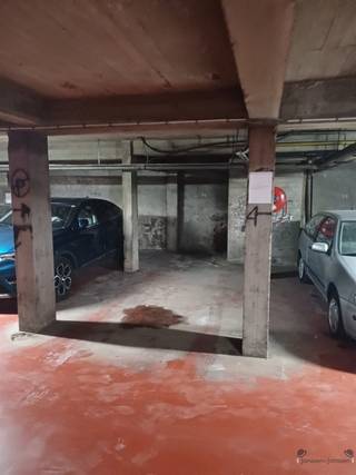 Autostaanplaats in kelderverdieping van een appartementsgebouw. Ondergrondse staanplaats in appartementsgebouw van ca. 200 appartementen aan het...
