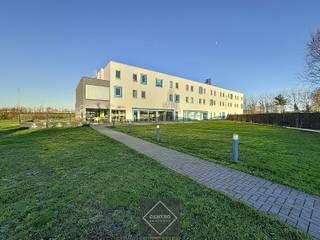 UITERST INTERESSANTE prijs! Op dezelfde locatie worden gelijkaardige hotelkamers verkocht tussen € 125.000,- en € 169.000,-! TOPPRIJS, aangezien...