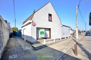 Op een boogscheut van het centrum van Avelgem treffen we deze eigendom. Tal van voorzieningen zoals scholen, openbaar vervoer en winkels bevinden...