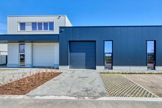 <p>KMO-unit te koop Genk - BEDRIJVENPARK KOMPELLAAN<br /><br />Bedrijvenpark Kompellaan: 21 moderne KMO-units langsheen de Kompellaan in Genk. Dit complex biedt kleine en middelgrote ondernemingen de perfecte plek om te starten, groeien en te innoveren. De unit 2 heeft een oppervlakte van 360m² en beschikt over 3 parkeerplaatsen. De unit wordt casco opgeleverd.<br /><br />KMO-Unit 4<br />- oppervlakte: 360m²<br />- staalstructuur met geïsoleerde wanden en dak<br />- sectionaalpoort 4mbr x 4,2mh<br />- 3 privatieve parkeerplaatsen<br /><br />Voor meer info 011/39 90 50 of info@jansenrealestate.be<br />https://www.jansenrealestate.be/project-kompellaan/6190088/</p>