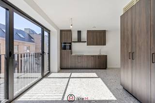 Welkom in het bruisende centrum van Hasselt, waar comfort, stijl en duurzaamheid samenkomen in een gloednieuw woonproject. Deze compacte maar complete studio maakt deel uit van een kleinschalige residentie met slechts 7 studio’s en 5 appartementen. Ideaal gelegen, op wandelafstand van winkels, horeca, sportfaciliteiten en openbaar vervoer. Hier woon je niet alleen centraal, maar ook slim: perfect voor starters, studenten of investeerders die houden van gemak en stadsleven.<br /><br />De studio is slim ingedeeld en volledig instapklaar. Bij het binnenkomen tref je een lichtrijke leefruimte met moderne open keuken, afgewerkt met duurzame materialen en uitgerust met alle nodige toestellen. De leefhoek is flexibel in te richten, met ruimte voor zowel een slaap- als zithoek. De badkamer is strak en stijlvol, voorzien van een douche, lavabo en toilet. Dankzij het doordachte ontwerp voelt alles ruim aan, ondanks het compacte formaat. Extra troef: er is ook een fietsenstallingen aanwezig en een kelderberging inbegrepen<br /><br />Deze studio is futureproof dankzij de combinatie van een warmtepomp en zonnepanelen. Energiezuinig wonen is hier de norm, wat je meteen merkt aan je energiefactuur én het wooncomfort. Verder geniet je van een moderne afwerking, uitstekende isolatie en een topligging in het hart van de stad.<br /><br /><strong>Troeven van deze studio op een rijtje:</strong>
<ul>
	<li>Slim ingedeelde ruimte, ideaal voor één persoon of koppel</li>
	<li>Energiezuinig wonen dankzij warmtepomp en zonnepanelen</li>
	<li>Ligging in hartje Hasselt, alles op wandelafstand</li>
	<li>Twee fietsenstallingen en kelderberging inbegrepen</li>
</ul>
Ben je enthousiast? Interesse? Klik op “Ik ben kandidaat” via www.optie-m.be