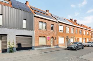 Deze ruime instapklare woning (EPC label C) is gelegen vlakbij het centrum van Roeselare.De indeling van deze woning is als volgt: * Gelijkvloerse...