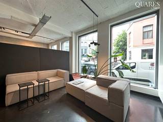 <p><span>Quares - TREVI Groep presenteert :<br />Handelspand/kantoor in oud douanepakhuis te Antwerpen Zuid!</span></p>
<p><span>Indeling: </span></p>
<p><span>Op de gelijkvloerse verdieping vindt u een ruimte van ca. 150m² met industriële look. Achteraan het pand is een aparte kantoorruimte geïnstalleerd. Dit pand beschikt over een kitchenette en een douche. Verder is er een kelder van 24 m2.</span></p>
<p><span>Deze ruimte kan perfect dienst doen als kantoor of handelspand. </span></p>
<p><span>Omgeving: </span></p>
<p><span>Het pand bevindt zich in één van de meest begeerlijke straten van Antwerpen, 'in de schaduw' van het Museum van Schone Kunsten. </span></p>
<p><span>Extra's: </span></p>
<ul>
<li><span>Onmiddellijk beschikbaar</span></li>
<li><span>Maandelijkse lasten: 250 euro (gemeenschappelijke lasten en onroerende voorheffing)</span></li>
<li><span>Ondergrondse autostaanplaats (nr 2) te huur aan 130 EUR/maand </span></li>
</ul>