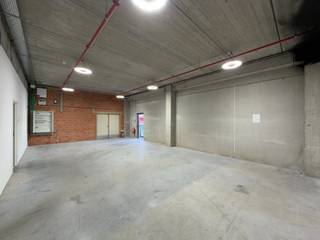 Handelspand van 850m² op unieke zichtlocatie langs de Kortrijksesteenweg in Sint-Denijs-Westrem. Deze winkelruimte is gelegen tegenover het...