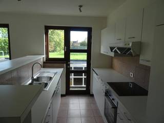 Ruim 3 slaapkamer appartement gelegen in een rustige doodlopende straat dicht bij het station, school en het centrum van  Aalter.<br /><br />Op de eerste verdieping vinden we een ruime inkom, toilet, woonruimte met ingerichte keuken en een berging .<br /><br />Op de verdieping bevinden zich  3 slaapkamers 2 badkamers  ( 1 douchekamer/toilet en 1 badkamer met bad).<br />Daarnaast is er een ruime zolder(9m²).<br /><br />Een gesloten garage en bijkomende carport zijn inbegrepen.<br /><br />Troeven: epc A, kleinschalig appartementsgebouw, zeer rustig gelegen met een mooi open zicht op groen, instapklaar met mogelijkheid om het interieur naar eigen smaak in te richten. Je hebt ook je eigen zonnepanelen op het dak.<br /><br />Plan je bezoekmoment in via www.dewaele.com<br /><br />De algemene voorwaarden van Dewaele DIY kunt u steeds raadplegen via dewaele.com.<br /><br />Bestuursmaatregelen in het maatregelenregister: nee