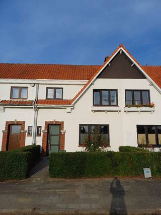 <p>Instapklare woning in centrum Geel. Het huis ligt aan het begin van een rustige doodlopende straat op amper 10 minuten wandelen tot de markt van Geel.</p><p>Gelijkvloers:<br />Via de inkomhal is er toegang tot het gastentoilet, de kelder en de lichtrijke leefruimte. Achterliggend aan de leefruimte is er de keuken met aparte keukenberging.</p><p>Eerste verdieping:<br />Nachthal met toegang tot 2 ruime slaapkamers en de badkamer met toilet, dubbele wastafel en douche.</p><p>Tweede verdieping:<br />Ruime zolderruimte die perfect kan dienen als derde slaapkamer.</p><p>Kelder</p>