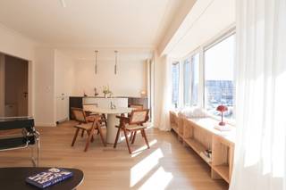 Dit ruime appartement, gelegen op de 3de verdieping in een kleinschalig gebouw met lift (slechts 1 appartement per verdieping), werd het afgelopen jaar volledig en smaakvol gerenoveerd. Er werden nieuwe ramen geplaatst, leidingen vernieuwd en de volledige binnenafwerking werd tot in de puntjes afgewerkt met oog voor detail en een rustige, tijdloze stijl.<br /><br />De indeling omvat een ruime inkomhal met apart toilet, lichte leefruimte met balkon aan de straatzijde, volledig uitgeruste keuken, 3 volwaardige slaapkamers, een stijlvolle badkamer, en een tweede balkon met berging aan de achterzijde.<br /><br />Dankzij de centrale ligging bevindt u zich op enkele passen van de jachthaven, winkelstraat, supermarkten en het station. Een private kelderberging is inbegrepen. Het gebouw beschikt over een lift, een gunstig EPC en er is geen asbest aanwezig.<br /><br />Een unieke kans om zorgeloos te genieten van comfortabel wonen aan zee!<br /><br />Pluspunten:<br />- Volledig gerenoveerd<br />- Maatwerk<br />- Oog voor detail, hoge afwerkingsgraad<br />- Gunstig EPC B, nieuwe ramen<br />- Nieuwe leidingen &amp; radiatoren<br />- Elektriciteit conform<br />- Geen kosten aan het gebouw, dak recent vernieuwd, recente cv ketel<br />- Verlichting inclusief<br />- Asbest vrij<br />- Meubels mogelijk over te nemen<br /><br />Interesse? Contacteer ons en plan uw bezoek in!