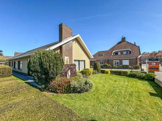 Deze gelijkvloerse villa is rustig gelegen op een boogscheut van de talrijke handelszaken van Oostduinkerke-dorp. De woning heeft een doordachte...