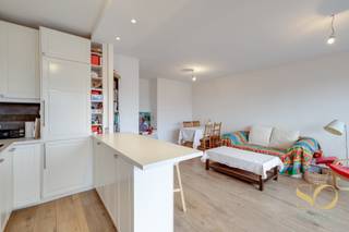 Gelegen op de 11e verdieping van een goed onderhouden gebouw geniet dit lichtrijke appartement van een prachtig, onbelemmerd uitzicht op...