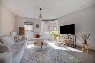 <p><strong>Energiezuinig appartement met terras op topligging</strong></p><p>Op zoek naar een energiezuinig en instapklaar appartement op een centrale ligging? Dit lichtrijke appartement uit 2012 combineert comfort, ruimte en een uitstekende bereikbaarheid.</p><p>Het appartement heeft een bewoonbare oppervlakte van <strong>93 m²</strong> en beschikt over een aangename leefruimte met veel natuurlijke lichtinval en screens. Er zijn <strong>2 ruime slaapkamers</strong>, waarvan één momenteel ingericht is als dressing. Het <strong>zuid georiënteerde terras</strong> biedt volop mogelijkheden om van de zon te genieten.</p><p>Extra opbergruimte vindt u in de praktische berging en kelder. Dankzij de <strong>rechtstreekse toegang via de lift</strong> geniet u bovendien van optimaal comfort.</p><p>De ligging is een absolute troef: winkels, openbaar vervoer en het station bevinden zich op wandelafstand. Met <strong>EPC-label B</strong> en <strong>conforme elektriciteit</strong> is dit een zorgeloze keuze voor eigen bewoning én een interessante investering met mooi rendement.</p><p><strong>Bezoek dit pand tijdens de kijkdag op woensdag 16 september.</strong><br />Inschrijven via <strong>onderstaande knop! </strong></p>