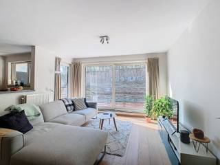 Mooi afgewerkt 2-slaapkamer appartement met 2 terrassen en gesloten garagebox.Het appartement bestaat uit een inkom, apart gastentoilet, 2...