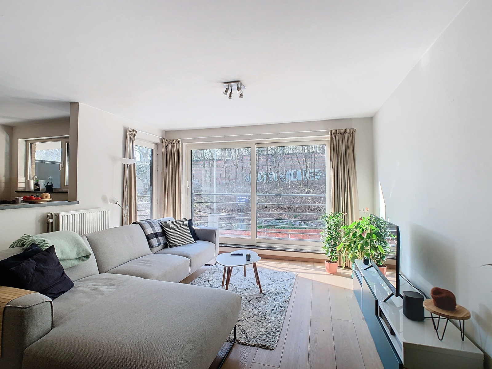 Mooi afgewerkt 2-slaapkamer appartement met 2 terrassen en gesloten garagebox. - foto 2