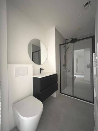 Dit volledig gerenoveerde en energiezuinige hoekpand omvat acht kwalitatieve appartementen en vier garageboxen met bijhorende autostaanplaatsen...