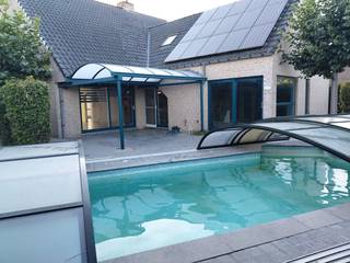 Instelprijs 540.000€!!! Bent u op zoek naar een perfect onderhouden gezinswoning in een landelijke omgeving die ruimte, comfort en een exclusief vakantiegevoel naadloos combineert? Deze karaktervolle open bebouwing uit 1995, gerenoveerd in 2008, gelegen op een prachtig perceel van 924 m² in het landelijke Deftinge (Lierde), biedt een zeldzame bewoonbare oppervlakte van maar liefst 354 m². <br />Dankzij de ruime leefruimtes en enorme glaspartijen geniet u overal van een overvloed aan natuurlijk licht. De uitnodigende inkomhal leidt naar een lichtrijke living met een sfeervolle pelletkachel, een kwalitatief geïnstalleerde keuken met berging en een inpandige garage. Boven vindt u een ruime overloop, een zeer ruime badkamer, 3 volwaardige slaapkamers, een kleinere slaapkamer die toegang verleent naar zeer grote zolderverdieping. <br />Dit pand biedt daarnaast de ultieme opportuniteit voor wie wonen en een zelfstandig (bij)beroep wil combineren. De afsluitbare wellnessruimte met sauna en hammam beschikt over een aparte buitentoegang. Dit biedt unieke mogelijkheden voor een praktijk aan huis, salon of kantoor, zonder dat klanten uw privéwoning hoeven te betreden. Er is bovendien ruime parkeergelegenheid voor de deur en carport.<br />Buiten is het puur genieten in de uitzonderlijk aangelegde tuin die 100% privacy biedt. De absolute blikvanger is het overdekte buitenzwembad. Dankzij een eigen warmtepomp, een krachtige zonnepaneleninstallatie van 8,4 kWp, een zonneboiler en een recent vernieuwde gaswandketel is de woning extreem energiezuinig (EPC 132 kWh/m²). U geniet hier dus van onbezorgd wonen met zeer lage energielasten met bijkomend troef: groenestroomcertificaten tot 2029!<br />Twijfel niet, ,… plan uw bezoek: 0474/20.16.15 <br />