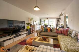 Dit gelijkvloers appartement is ideaal gelegen nabij het centrum en het Vordensteinpark; het omvat een inkomhal met vestiairekast; apart toilet; ingerichte badkamer; 2 slaapkamers; een ruime woonkamer verdeeld in een zithoek en eetplaats en deels geïnstalleerde keuken. De woonkamer en de keuken grenzen aan de achterliggende tuin. <br /><br />Gemeenschappelijke kosten: 10 EUR voor minuterie. Alle nutsvoorzieningen zijn privatief.<br />Geschikt voor maximaal 4 personen.<br />Beschikbaar op 01/08/2026.<br /><br />Huurwaarborg bedraagt 3 maanden huur.<br />Plaatsbeschrijving door extern bedrijf met gedeelde kosten.<br /><br />Een bezoek ter plaatse kunt u enkel online reserveren op www.hansvastgoed.com.<br />Voor meer informatie, bezoek onze website www.hansvastgoed.com of neem contact op met info@hansvastgoed.com of +32 3 366 05 30.