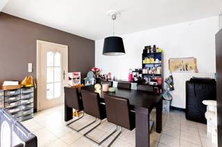 Bent u op zoek naar een woning met een ziel die u volledig naar eigen hand kunt zetten? Deze ruime, op te frissen woning in het charmante...