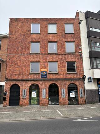 Dit commercieel handelspand is ideaal gelegen in het centrum van Roeselare. Dankzij de centrale ligging geniet u van een uitstekende zichtbaarheid en bereikbaarheid.<br /><br />Het pand bestaat uit een inkomruimte die toegang geeft tot een open handelsruimte op het gelijkvloers. Centraal in deze ruimte bevindt zich een karaktervolle ronde trap die leidt naar de bovenverdieping. Deze verdieping biedt een tweede volwaardige ruimte die perfect kan dienen als extra winkelruimte, kantoor of stockage.<br /><br />Daarnaast beschikt het pand over een gunstige EPC-score B, wat zorgt voor een energiezuinig en comfortabel gebruik.<br /><br /><u>Troeven:</u><br />- Centrale ligging in Roeselare<br />- Twee volwaardige verdiepingen<br />- Unieke ronde trap als eyecatcher<br />- Flexibele invulling mogelijk<br />- Energiezuinig (EPC B)<br /> 