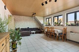 Dit appartement is gelegen in een kleinschalige residentie in het hart van de stad. Het omvat een inkomhal, een lichtrijke woonkamer, een recent volledig vernieuwde keuken, een apart toilet, een praktische berging, drie slaapkamers en een badkamer.Extra troeven zijn de private autostaanplaats binnen het gebouw en de bijkomende berging in de kelderverdieping.Het appartement is volledig voorzien van dubbele beglazing en wordt verwarmd via accumulatoren (elektrisch). De elektriciteit is conform de voorschriften van het AREI en het appartement is asbestveilig.Aangezien het gebouw niet beschikt over een lift, blijven de gemeenschappelijke kosten bijzonder beperkt.