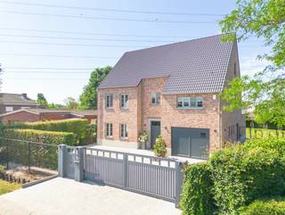 <strong>Superieure woning met 6 slaapkamers, zwembad & grote tuin</strong>.<br /><br />We zijn vereerd en blij dat we u deze <strong>prachtige woning</strong> mogen voorstellen gelegen in de <strong>zuidrand van Antwerpen. De locatie is top (as Brussel - Antwerpen) en het is er superrustig!</strong><br /><br />De woning is van beneden tot boven <strong>tot in de puntjes afgewerkt en alleen de beste materialen zijn hier gebruikt.</strong> We betreden het pand via een<strong> ruime trappenhal</strong> met direct toegang tot de<strong> grote living en bijgaande professionele keuken.</strong> Direct valt op dat de <strong>woning baadt in het licht. </strong><br />Vervolgens toegang tot het <strong>overdekt terras palend aan het zwembad gelegen in een grote, rustgevende tuin. </strong>Opzij en vooraan aan de woning zijn er <strong>zestal staanplaatsen voor auto's.</strong> Er is ook een inpandige garage waar fietsen e.d. kunnen gestald worden en waar alle technieken toekomen (zonnepanelen, batterij e.d.). De <strong>wasplaats is een "bijouke". Nog nooit gezien!</strong><br /><br />Op de eerste verdieping bevinden zich 4<strong> kamers en 2 badkamers</strong>. <strong>De masterbedroom heeft een prachtige dressing met annex badkamer met inloopdouche en ligbad. Het terras/balkon maakt het geheel af. </strong>De tweede badkamer heeft een infrarood sauna.<br />De bovenste verdieping is <strong>90 m2 groot en is opgesplitst in twee megagrote slaapkamers</strong>.<br /><br />Er is nog zoveel te vertellen over deze uitzonderlijke woning dat ik het in bulletpoints ga resumeren:<br />airco en ventilatie in de woning/ 18 zonnepanelen + batterij van 15Kw/ videophonie/ gashaard/ ingebouwde muziekinstallatie van Bose zowel binnen als buiten bedienbaar met de gsm/ zwembad + poolhouse/ beveiligingscamera's buiten + alarm/ automatische toegangspoort tot het domein/ algemene ontkalker/ oplaadpunt voor elektrische wagen/ Simatec keuken/ grote wijnkoeler in de keuken/ warmtepomp voor zwembad/geautomatiseerde sproei-installatie voor de tuin/ EPC: A 96kWh/(m2 jaar)/ elektriciteit conform.<br /><br /><strong>Daarmee is nog alles niet gezegd!!</strong><br />De rest moet u komen ontdekken. Neem aub contact op met onze baliemedewerkers en zij zullen u graag verder helpen.