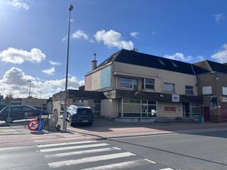 <strong>Unieke ruime woning met wellness en tal van mogelijkheden in Sint-Eloois-Winkel.</strong>
<p>Op zoek naar een eigendom met ruimte, comfort en uitzonderlijk veel potentieel? Deze veelzijdige woning beschikt over een ingericht appartement met 3 slaapkamers, elk met een eigen terras, een extra slaapkamer met dressing en een volledig uitgeruste keuken.</p>

<p>De eigendom biedt bovendien een uitgebreide wellnessinfrastructuur met binnen- en buitenzwembad, jacuzzi’s, sauna’s, hamam en diverse ontspanningsruimtes. Op het gelijkvloers bevindt zich ook een ingerichte broodjeszaak, momenteel verhuurd voor € 1.008 per maand en vrij te maken binnen het jaar.</p>

<p><strong>Troeven:</strong> aparte toegangen, parkeermogelijkheden, zonnepanelen, regenwaterrecuperatie, airconditioning en een centrale ligging.</p>

<p>Een unieke kans voor wie ruim wil wonen en op zoek is naar extra mogelijkheden!</p>