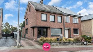 Deze halfopen bebouwing ligt in een groene omgeving op een perceel van 773 m² , vlakbij het Nationaal Park Hoge Kempen en het charmante Oud-Rekem. Wandelen, fietsen of genieten van de natuur kan hier dicht bij huis. Supermarkten, scholen en winkels zijn op een steenworp gelegen. Ook Maastricht bevindt zich op korte rijafstand.<br /><br />De woning werd gebouwd in 1971 en gedeeltelijk gerenoveerd in 2022. Via de ruime inkomhal bereik je de L-vormige leefruimte van circa 38 m², waar de zit- en eethoek mooi op elkaar aansluiten. De indeling biedt bovendien ruimte voor een extra gezellige zithoek of een speelhoek voor de kinderen.<br /><br />Aan de achterzijde bevindt zich de keuken, die vernieuwd is in 2022 met kookeiland en moderne huishoudtoestellen. Hier kook je met voldoende werk- en opbergruimte en heb je rechtstreeks toegang tot de tuin. Verder beschikt het gelijkvloers over een apart toilet en toegang tot de kelderverdieping met afzonderlijke berging. <br /><br />Op de eerste verdieping bevinden zich twee ruime slaapkamers van circa 14 m² en 12 m², aangevuld met een derde kamer van circa 8 m²: ideaal als kinderkamer, thuiswerkplek of hobbyruimte. De praktische badkamer is voorzien van een douche, wastafel en toilet. De zolderetage is bereikbaar via een valluik en biedt extra opslagruimte.<br /><br />Troeven:<br /><br />- Recente HR-gasketel van 2022<br /><br />- Geliefde locatie nabij Oud-Rekem en het Nationaal Park Hoge Kempen<br /><br />- Gunstige EPC-score van 251 kWh/m²/jaar – label C<br /><br />Benieuwd of dit jouw nieuwe thuis wordt? Neem contact met ons op via info@immofair.be of 089 39 09 90 en plan je bezoek!