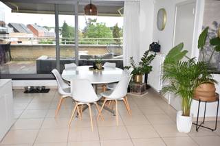 <p><strong>Gesitueerd in het kleinste dorp van Westerlo – “Voortkapel”. Doch met verschillende faciliteiten zoals openbaar vervoer, winkels, scholen… in de nabije omgeving. </strong></p>
<p>Kapelplein 1 is zeer rustig gelegen, men ondervindt geen geluidshinder.</p>
<p>Gelegen op het 2<sup>de</sup> verdiep, bereikbaar met lift en/of trap. <br /><br /><strong>INDELING APPARTEMENT</strong></p>
<p>Bij het bovenkomen treft men het gastentoilet. <br />De inkomhal beschikt over vestiaire ruimte en verleent toegang tot de berging (7m²) waarbij de aansluiting voor de wasmachine zich bevindt. Verder treft men de leefruimte met zithoek. Ook hier is nog een extra berging/ technische ruimte voorzien. Via het schuifraam kan men het Zuidoost-gericht terras van wel 60m² (!) betreden, voorzien van zonneluifel. Genieten hier zo!</p>
<p>Achterliggend treft men de keuken. Deze beschikt over hedendaagse toestellen (keramische kookplaat met afzuigkap, combi-oven, ijskast met vriesgedeelte en een dubbele spoelbak. Ontbrekend: vaatwasmachine).</p>
<p>De nachthal verleent toegang tot de 2 slaapkamers (10² – 11,50m²) alsook de badkamer met douchecabine, enkele lavabo, spiegel- en opbergkasten alsook een 2<sup>de</sup> toilet. <br /><br />Achteraan het gebouw bevindt zich een private garagebox met manuele poort alsook een afgesloten bergplaats voorzien voor 2 fietsen.<br /><br /><strong>GELIEVE AANVRAGEN TOT BEZICHTIGING TE DOEN VIA DE KNOP "MAAK EEN AFSPRAAK" (ONLINE)</strong><br /><br /><strong>BIJZONDERHEDEN </strong></p>
<ul>
<li>Beschikbaar vanaf 01 augustus 2026</li>
<li>Cv op gas</li>
<li>Gunstig EPC</li>
<li>Gemeenschappelijke kost: €60,00</li>
<li>Kosten voor elektriciteit, water en gas vallen ten laste voor de huurder</li>
<li>Inclusief (rol)gordijnen</li>
<li>Verlichting- raamdecoratie- en armaturen kunnen overgenomen worden <br /><br /><strong>POSITIEVE ASPECTEN </strong><strong></strong><strong> </strong></li>
<li>Zeer rustig gelegen</li>
<li>Ruim Zuidoost- gericht terras van 60m²(!)</li>
<li>Inclusief lift</li>
</ul>