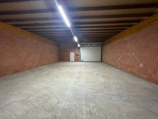 MAGAZIJN-UNIT van 100m² te huur met grote kwaliteitssectionaalpoort Assa Abloy. water, elektriciteit, sanitair blok, 100% veilig en droog, voldoende...