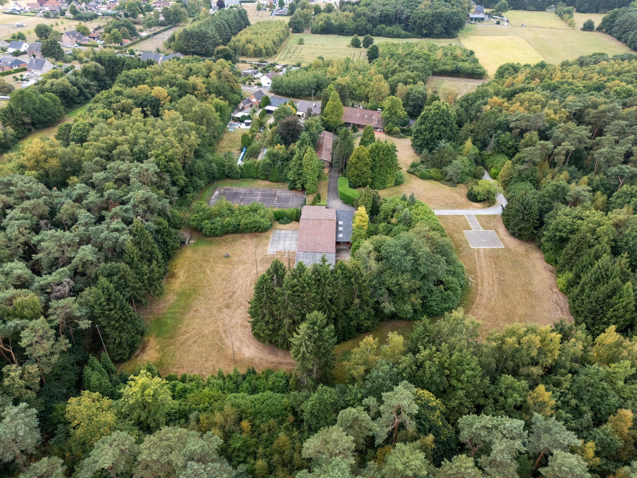 Villa de luxe à Lanaken avec jardin, terrasse, garage et 4 chambres - année de construction 1982 - Grand terrain - Christie's Lifestyle - Étiquette énergétique - photo 4