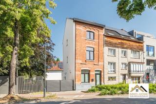 Deze volledige gerenoveerde woning met zonnepanelen is een perfecte buitenkans voor wie op zoek is naar een instapklare moderne woning, voorzien van alle moderne wooncomfort. De zwartmetalen voordeur zet meteen de trend : ze brengt je tot in een ruime inkomhal en een handige opbergruimte (met aansluitingen voor wasmachine). Via een tweede zwartmetalen glasdeur kom je tot in de zeer lichtrijke en volumineuze leefruimte met open keuken. Het aangename gevoel wordt gecreëerd door de combinatie van veel lichtinval en een verhoogd plafond. De keuken is uitgerust met alle moderne kookcomfort, en de tuin en het terras worden door het grote schuifraam ook visueel mooi met de living verbonden. Op de eerste verdieping vinden we een eerste heel ruime slaapkamer terug, net als een heel stijlvolle badkamer met zowel riante inloopdouche als ligbad. De verdieping erboven herbergt de twee volgende slaapkamers, en daarbovenop is er op de zolderverdieping nog ruimte voor een vierde slaapkamer. De tuin is volledig afgesloten, inclusief een stijlvol automatisch metalen poort. Het pand is zeer vlot bereikbaar, en gelegen op fietsafstand van het centrum van Gent. Op de oprit is er plaats voor meerdere wagens. Bezoekdag: 18/07: Inschrijven via mail naar tommy@immo-home.be, geen telefonische inschrijvingen! Volg ons op Fb en Insta. Voor meer info: www.immo-home.be. GRATIS SCHATTING & GRATIS FINANCIEEL ADVIES