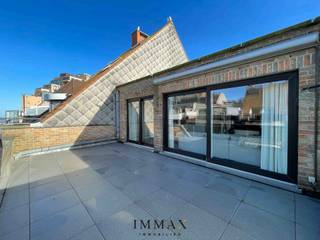 Prachtig gerenoveerde &amp; gemeubelde penthouse met 2 slaapkamers, zonneterras en zijdelings zeezicht.<br />Tijdloos gerenoveerd met hoogwaardige materialen.<br /><br />Indeling: inkom met toilet en vestiaire. Lumineuze, brede woonkamer met zit- en eetplaats uitgevend op aangenaam zonnig terras met uitzonderlijk zicht op strand en zee. Volledige uitgeruste open keuken. 2 mooie slaapkamers met ingemaakte kasten, waarvan uitgeven op het terras achteraan.<br /><br />Badkamer en douchekamer. Privatieve kelderberging.<br />Luxe, zijdelings zeezicht en zon op een topligging!<br /><br />Mogelijkheid tot aankoop van een autostaanplaats in het gebouw!<br />Meubilair is inbegrepen.<br />Maatregelenregister in aanvraag.<br /><br />Aarzel niet om ons te contacteren voor meer informatie: tel. : 050 62 44 14 of via knokke@immax.be